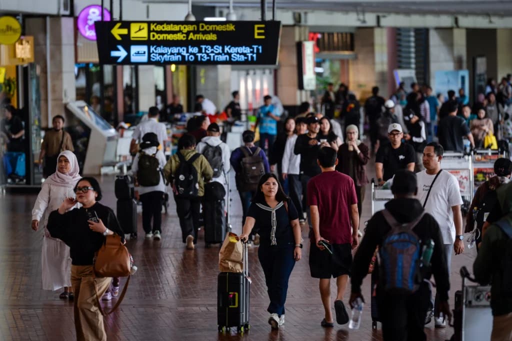Penumpang pesawat berjalan keluar dari terminal kedatangan di Terminal 2 Bandara Soekarno-Hatta, Tangerang, Banten, Selasa (24/3/2026). PT. Angkasa Pura Indonesia (InJourney Airports) mencatat pergerakan arus balik Lebaran 2026 pada Selasa (24/3) mencapai 190.429 orang yaitu 90.749 penumpang keberangkatan dan 99.680 penumpang kedatangan dengan total pergerakan pesawat 1.184 penerbangan dan puncaknya diprediksi pada Sabtu (28/3) dengan estimasi penumpang mencapai 198.387 orang serta 1.221 penerbangan. Penumpang pesawat berjalan keluar dari terminal kedatangan di Terminal 2 Bandara Soekarno-Hatta, Tangerang, Banten, Selasa (24/3/2026). PT. Angkasa Pura Indonesia (InJourney Airports) mencatat pergerakan arus balik Lebaran 2026 pada Selasa (24/3) mencapai 190.429 orang yaitu 90.749 penumpang keberangkatan dan 99.680 penumpang kedatangan dengan total pergerakan pesawat 1.184 penerbangan dan puncaknya diprediksi pada Sabtu (28/3) dengan estimasi penumpang mencapai 198.387 orang serta 1.221 penerbangan.