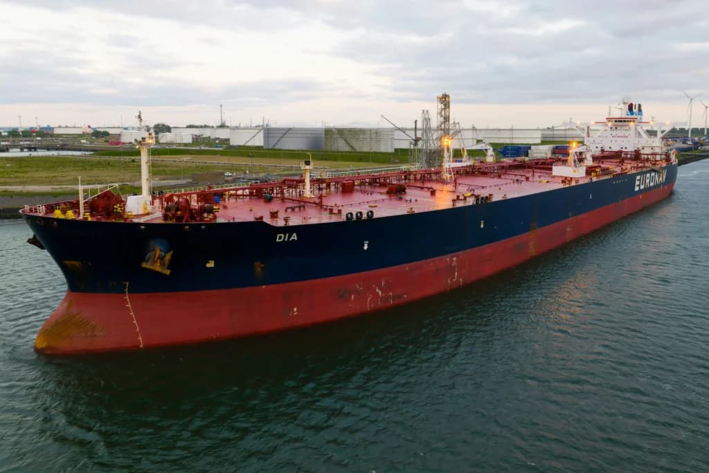 Ilustrasi kapal tanker pembawa bahan bakar minyak (BBM). (Sumber: Unsplash/Georg Eiermann) Ilustrasi kapal tanker pembawa bahan bakar minyak (BBM). (Sumber: Unsplash/Georg Eiermann)
