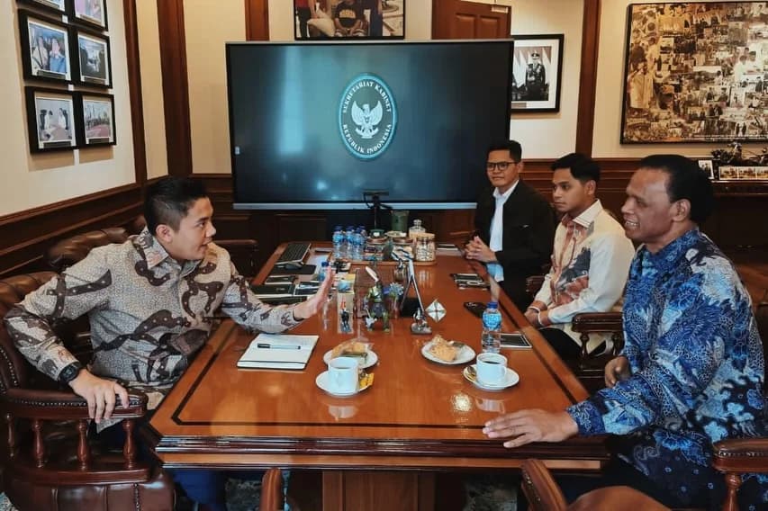 Seskan Teddy saat berjumpa Hercules dan anaknya. (Sumber: Instagram Teddy Indra Wijaya) Seskan Teddy saat berjumpa Hercules dan anaknya. (Sumber: Instagram Teddy Indra Wijaya)