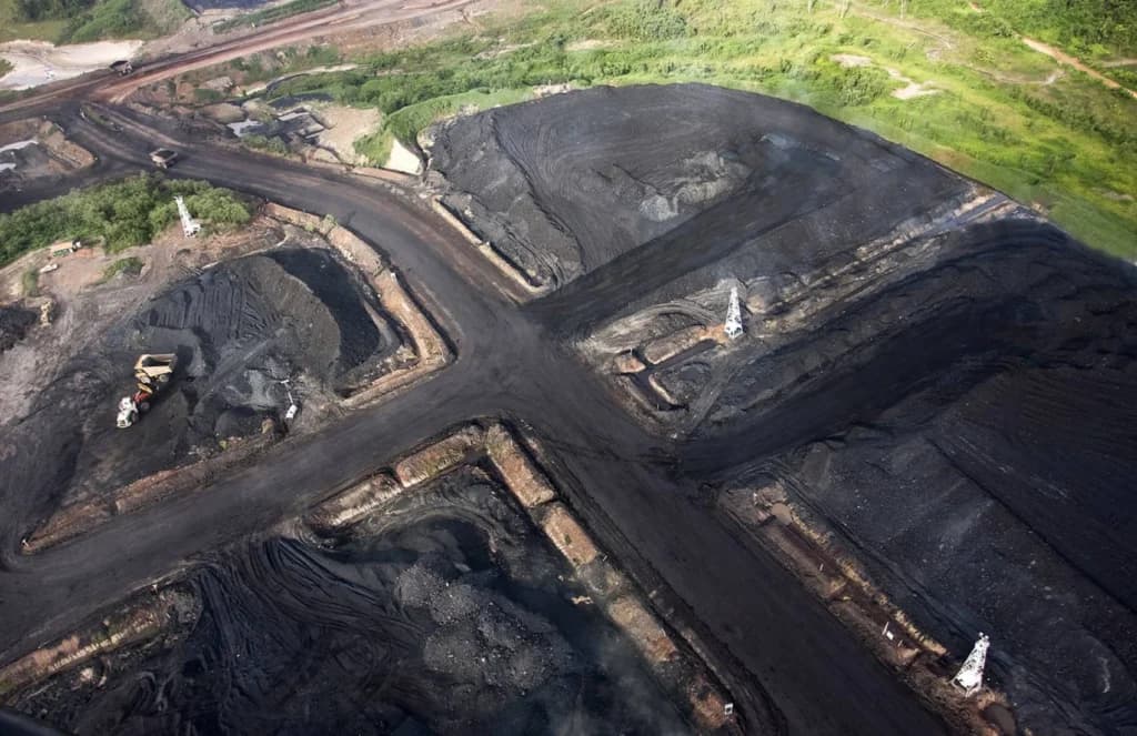 Pertambangan batu bara PT Kaltim Prima Coal (KPC), berlokasi di wilayah Sangatta, Kalimantan Timur, Indonesia Pertambangan batu bara PT Kaltim Prima Coal (KPC), berlokasi di wilayah Sangatta, Kalimantan Timur, Indonesia
