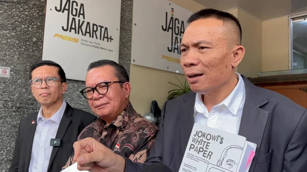 Rismon dan kuasa hukumnya Jamhada Girsang mengatakan Polda Metro Jaya telah menerbitkan surat SP3 kasus tudingan ijazah palsu Presiden ke-7 Joko Widodo. Rismon dan kuasa hukumnya Jamhada Girsang mengatakan Polda Metro Jaya telah menerbitkan surat SP3 kasus tudingan ijazah palsu Presiden ke-7 Joko Widodo.