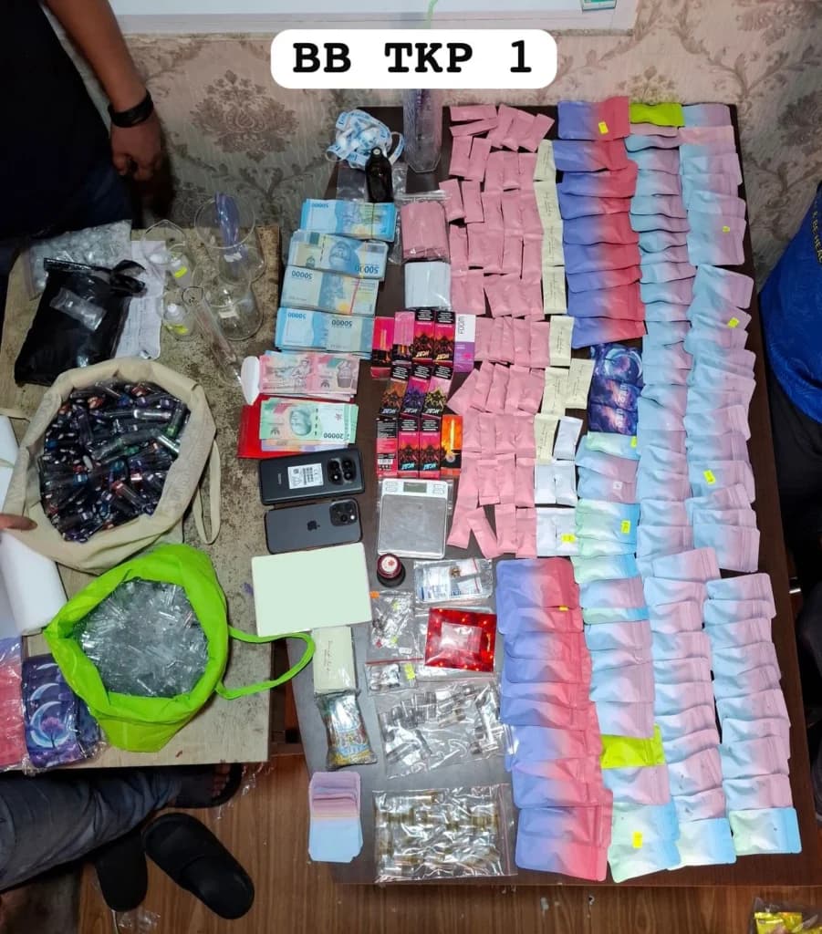 Penampakan barang bukti ratusan catridge vape berisi cairan Etomidate dan uang hasil pengungkapan penyekapan wanita di Hotel kawasan Jakut. Penampakan barang bukti ratusan catridge vape berisi cairan Etomidate dan uang hasil pengungkapan penyekapan wanita di Hotel kawasan Jakut.