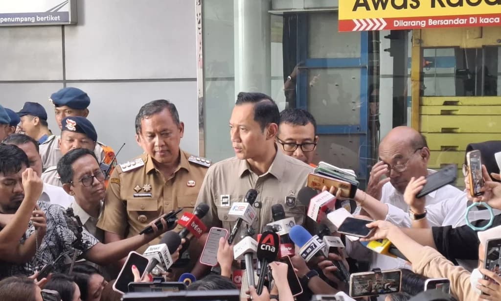 Menteri Koordinator Bidang Infrastruktur dan Pembangunan Kewilayahan, Agus Harimurti Yudhoyono di Stasiun Bekasi Timur. (Sumber: Owrite/Rahmat Baihaqi) Menteri Koordinator Bidang Infrastruktur dan Pembangunan Kewilayahan, Agus Harimurti Yudhoyono di Stasiun Bekasi Timur. (Sumber: Owrite/Rahmat Baihaqi)