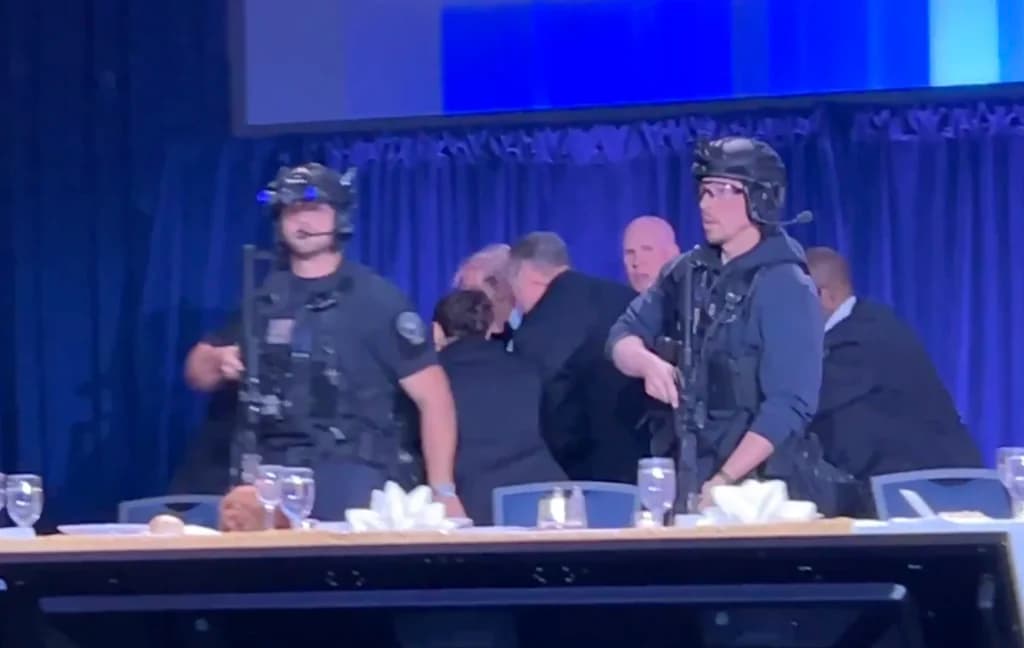 Detik-detik Donald Trump di Evakuasi Secret Service saat acara White House Correspondents’ Dinner di AS. (Sumber: X/@BoKnowsNews) Detik-detik Donald Trump di Evakuasi Secret Service saat acara White House Correspondents’ Dinner di AS. (Sumber: X/@BoKnowsNews)