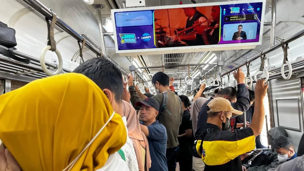 Situasi penumpang Commuterline rute Bogor-Jakarta Kota. (Sumber: Owrite/Anisa Aulia) Situasi penumpang Commuterline rute Bogor-Jakarta Kota. (Sumber: Owrite/Anisa Aulia)