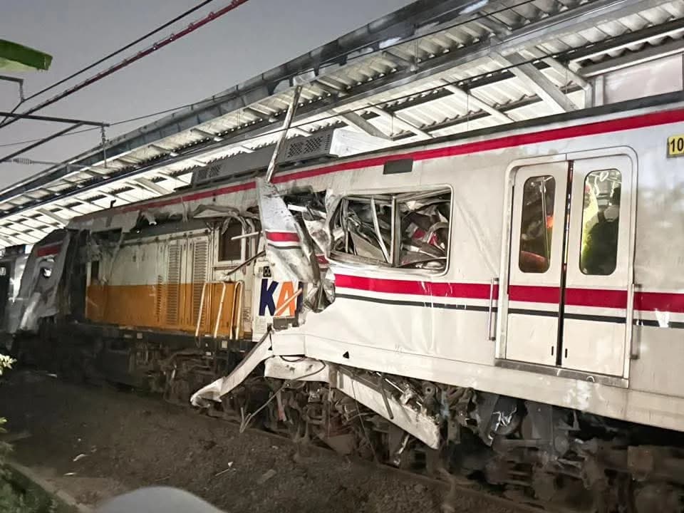 KA Argo Bromo Tabrak KRL Commuter Line di Stasiun Bekasi Timur. (Sumber: Istimewa) KA Argo Bromo Tabrak KRL Commuter Line di Stasiun Bekasi Timur. (Sumber: Istimewa)