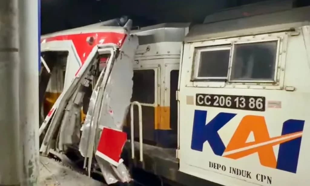 KA Argo Bromo Anggrek Seruduk KRL Commuter Line di Bekasi Timur. (Sumber: Istimewa) KA Argo Bromo Anggrek Seruduk KRL Commuter Line di Bekasi Timur. (Sumber: Istimewa)