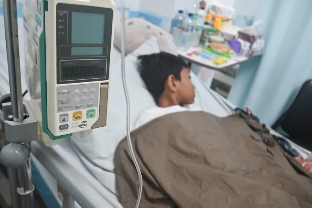 Seorang siswa menjalani perawatan karena diduga keracunan makanan di salah satu Rumah Sakit Seorang siswa menjalani perawatan karena diduga keracunan makanan di salah satu Rumah Sakit