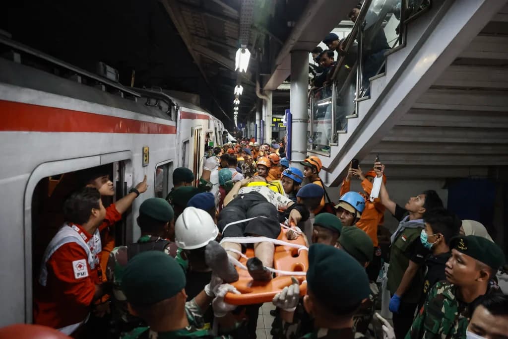 Petugas mengevakuasi korban kecelakaan KRL Commuterline dan KA Argo Bromo Anggrek relasi Gambir-Surabaya Pasar Turi di Stasiun Bekasi Timur, Bekasi, Jawa Barat Petugas mengevakuasi korban kecelakaan KRL Commuterline dan KA Argo Bromo Anggrek relasi Gambir-Surabaya Pasar Turi di Stasiun Bekasi Timur, Bekasi, Jawa Barat