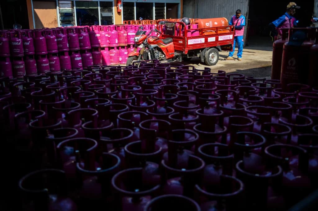 Pekerja membawa tabung gas di distributor gas nonsubsidi di Bandung, Jawa Barat, Senin (20/4/2026). PT Pertamina Patra Niaga menetapkan harga baru produk Liquefied Petroleum Gas (LPG) nonsubsidi untuk tabung 5,5 kg naik sebesar Rp17.000 atau menjadi Rp107.000 per tabung, dan tabung 12 kg menjadi Rp228.000 atau mengalami kenaikan Rp36.000 dari harga sebelumnya. Pekerja membawa tabung gas di distributor gas nonsubsidi di Bandung, Jawa Barat, Senin (20/4/2026). PT Pertamina Patra Niaga menetapkan harga baru produk Liquefied Petroleum Gas (LPG) nonsubsidi untuk tabung 5,5 kg naik sebesar Rp17.000 atau menjadi Rp107.000 per tabung, dan tabung 12 kg menjadi Rp228.000 atau mengalami kenaikan Rp36.000 dari harga sebelumnya.