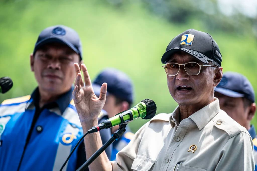 Menteri Pekerjaan Umum (PU) Dody Hanggodo (kanan) didampingi Direktur Utama PT Jasa Marga Rivan Achmad Purwantono (kiri) menyampaikan keterangan pers saat meninjau arus balik Lebaran 2026 di Gerbang Tol (GT) Kalikangkung, Menteri Pekerjaan Umum (PU) Dody Hanggodo (kanan) didampingi Direktur Utama PT Jasa Marga Rivan Achmad Purwantono (kiri) menyampaikan keterangan pers saat meninjau arus balik Lebaran 2026 di Gerbang Tol (GT) Kalikangkung,