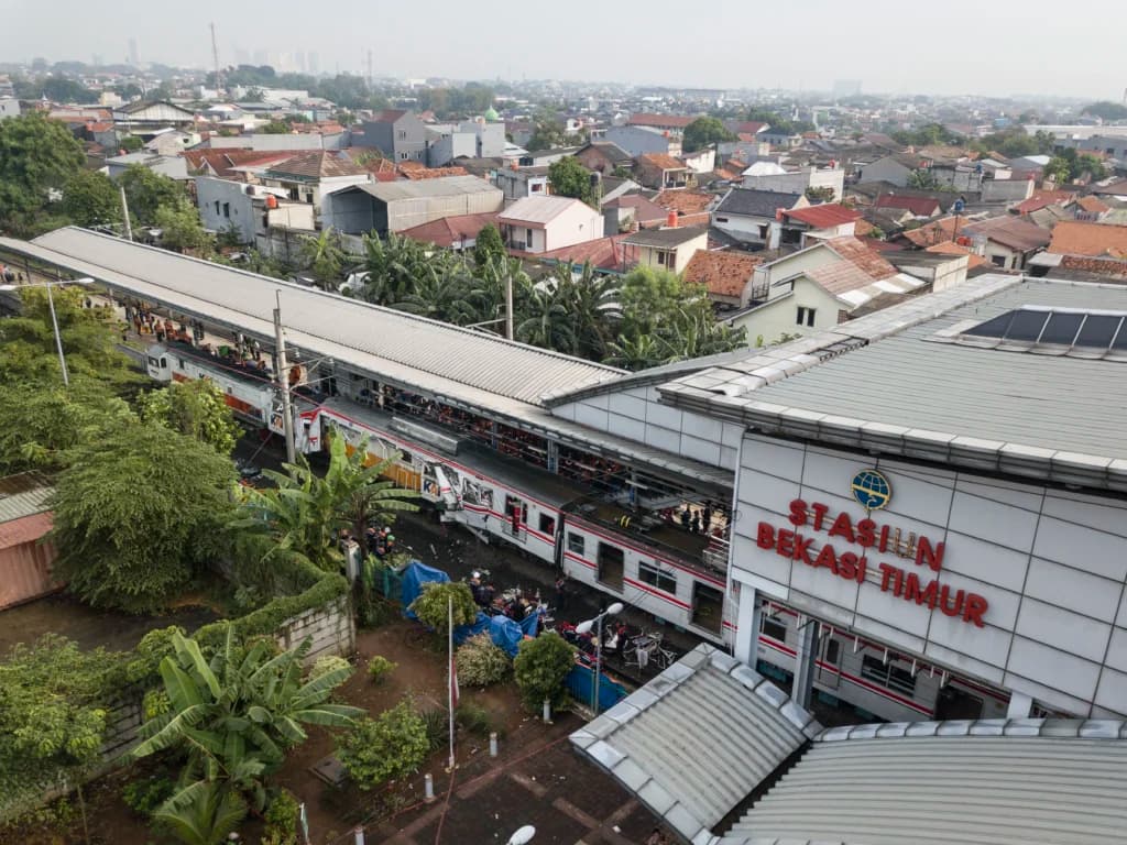 Foto udara kondisi gerbong KRL Commuterline dan KA Argo Bromo Anggrek relasi Gambir-Surabaya Pasar Turi pascakecelakaan di Stasiun Bekasi Timur, Bekasi, Jawa Barat. (Sumber: Antara Foto/Fakhri Hermansyah/nz) Foto udara kondisi gerbong KRL Commuterline dan KA Argo Bromo Anggrek relasi Gambir-Surabaya Pasar Turi pascakecelakaan di Stasiun Bekasi Timur, Bekasi, Jawa Barat. (Sumber: Antara Foto/Fakhri Hermansyah/nz)