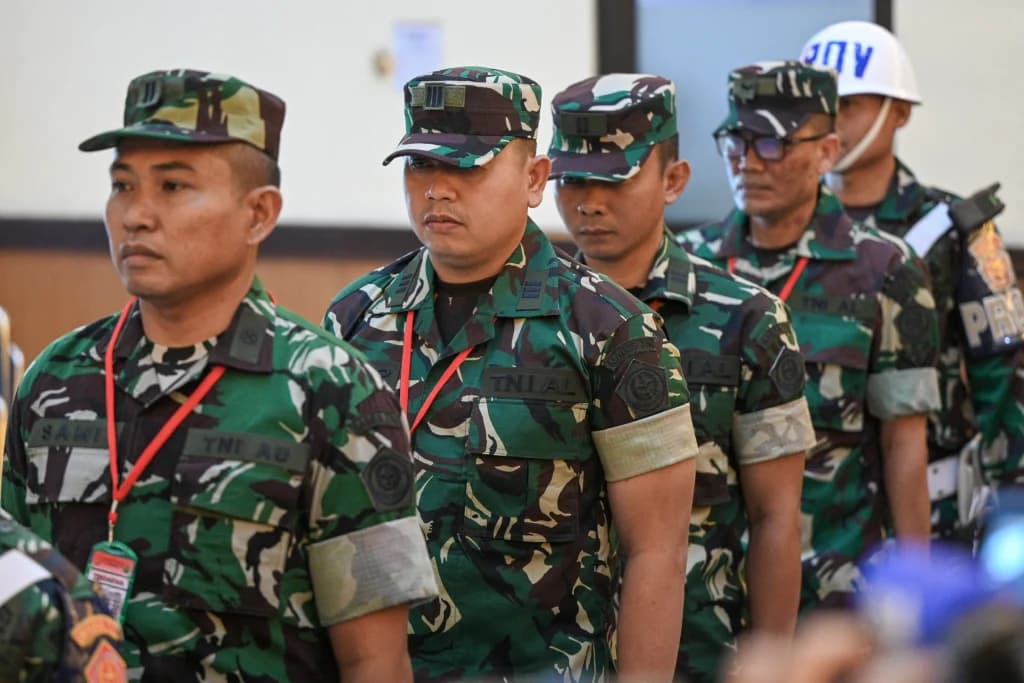 Terdakwa kasus penyiraman air keras kepada aktivis KontraS Andrie Yunus, Lettu Sami Lakka (kiri), Kapten Nandala Dwi Prasetya (kedua kiri), Lettu Budhi Hariyanto Cahyono (ketiga kiri), dan Serda Edi Sudarko (kedua kanan) tiba untuk menjalani sidang pembacaan dakwaan di Pengadilan Militer II-08, Jakarta. (Sumber: Antara Foto/Fauzan/tom) Terdakwa kasus penyiraman air keras kepada aktivis KontraS Andrie Yunus, Lettu Sami Lakka (kiri), Kapten Nandala Dwi Prasetya (kedua kiri), Lettu Budhi Hariyanto Cahyono (ketiga kiri), dan Serda Edi Sudarko (kedua kanan) tiba untuk menjalani sidang pembacaan dakwaan di Pengadilan Militer II-08, Jakarta. (Sumber: Antara Foto/Fauzan/tom)