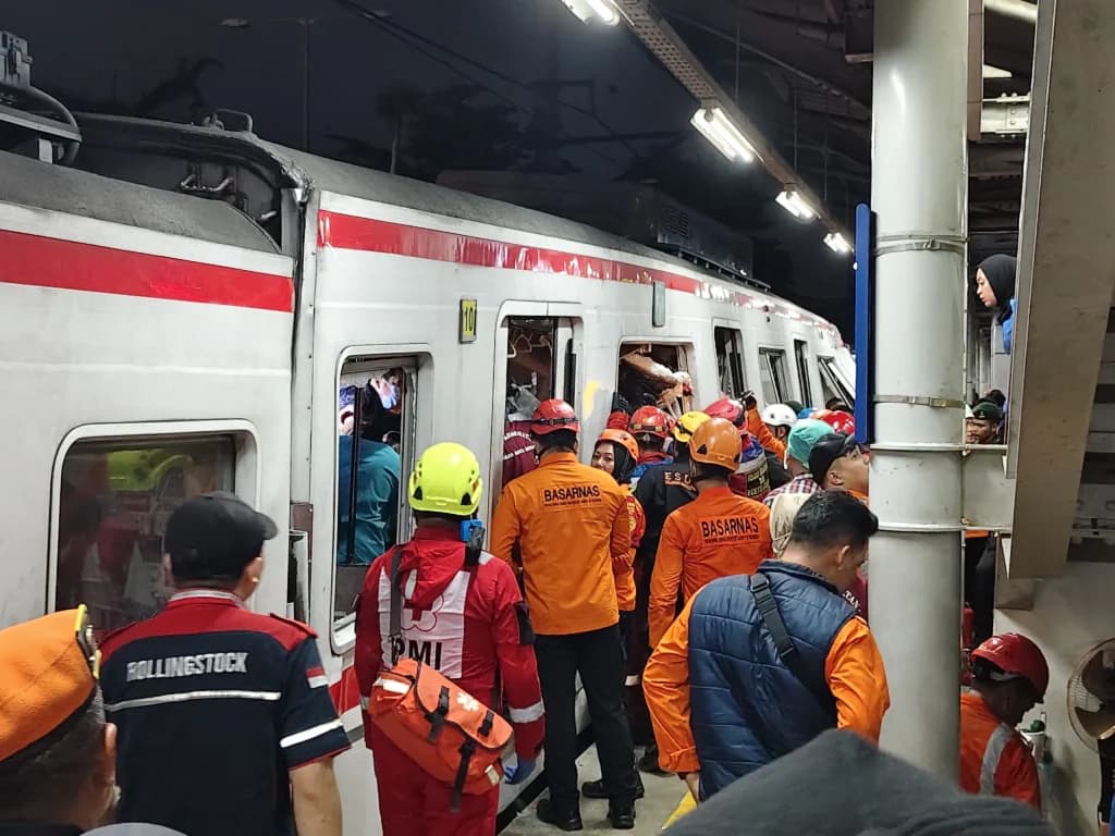 Tim Basarnas menyelamatkan penumpang KRL yang terjepit usai ditabrak KA Argo Bromo di Stasiun Bekasi. (Sumber: Owrite/Adi Briantika) Tim Basarnas menyelamatkan penumpang KRL yang terjepit usai ditabrak KA Argo Bromo di Stasiun Bekasi. (Sumber: Owrite/Adi Briantika)