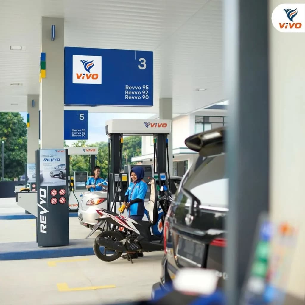 Pengendara isi BBM di SPBU Vivo. (Sumber: IG @spbuvivo) Pengendara isi BBM di SPBU Vivo. (Sumber: IG @spbuvivo)