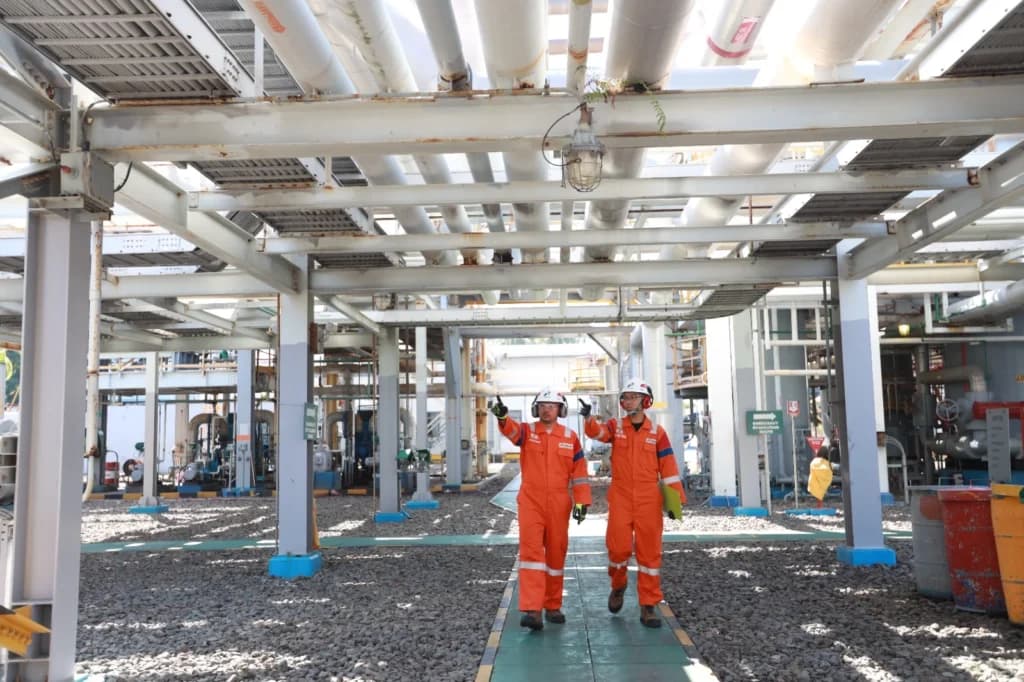 Perwira Pertamina mengecek instalasi kilang minyak. (Sumber: Dok. PHE) Perwira Pertamina mengecek instalasi kilang minyak. (Sumber: Dok. PHE)