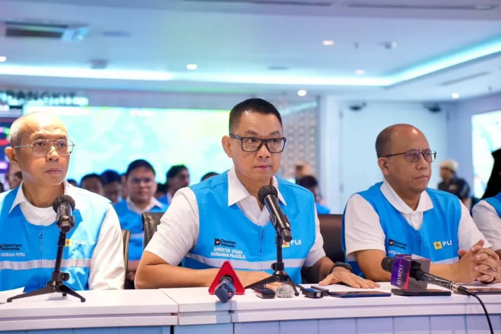 Direktur Utama PLN, Darmawan Prasodjo (tengah) didampingi jajaran direksi PLN saat konferensi pers di Kantor Pusat PLN, Sabtu (23/5) mengatakan seluruh petugas dan tim teknis PLN terus bekerja all out selama 24 jam di lapangan agar pasokan listrik kepada masyarakat dapat segera pulih kembali secara bertahap dan aman. (Sumber: Dok. PLN) Direktur Utama PLN, Darmawan Prasodjo (tengah) didampingi jajaran direksi PLN saat konferensi pers di Kantor Pusat PLN, Sabtu (23/5) mengatakan seluruh petugas dan tim teknis PLN terus bekerja all out selama 24 jam di lapangan agar pasokan listrik kepada masyarakat dapat segera pulih kembali secara bertahap dan aman. (Sumber: Dok. PLN)