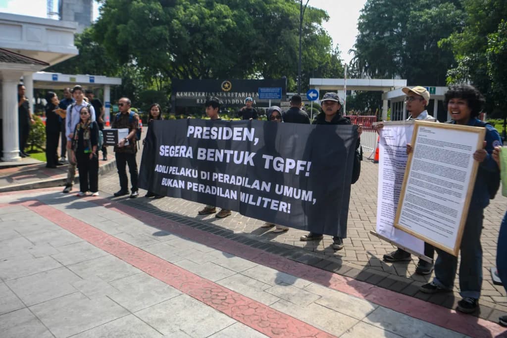 Sejumlah pimpinan organisasi masyarakat sipil yang tergabung dalam Koalisi Solidaritas untuk Andrie Yunus membentangkan spanduk dan menunjukkan surat yang akan diberikan kepada Presiden Prabowo di halaman Kantor Kementerian Sekretariat Negara, Jakarta, Jumat (17/4/2026). Surat tersebut berisikan permintaan agar Presiden memastikan penanganan kasus penyiraman air keras terhadap Wakil Koordinator KontraS Andrie Yunus secara transparan, akuntabel, dan imparsial, serta meminta pembentukan Tim Gabungan Pencari Fakta (TGPF). Sejumlah pimpinan organisasi masyarakat sipil yang tergabung dalam Koalisi Solidaritas untuk Andrie Yunus membentangkan spanduk dan menunjukkan surat yang akan diberikan kepada Presiden Prabowo di halaman Kantor Kementerian Sekretariat Negara, Jakarta, Jumat (17/4/2026). Surat tersebut berisikan permintaan agar Presiden memastikan penanganan kasus penyiraman air keras terhadap Wakil Koordinator KontraS Andrie Yunus secara transparan, akuntabel, dan imparsial, serta meminta pembentukan Tim Gabungan Pencari Fakta (TGPF).