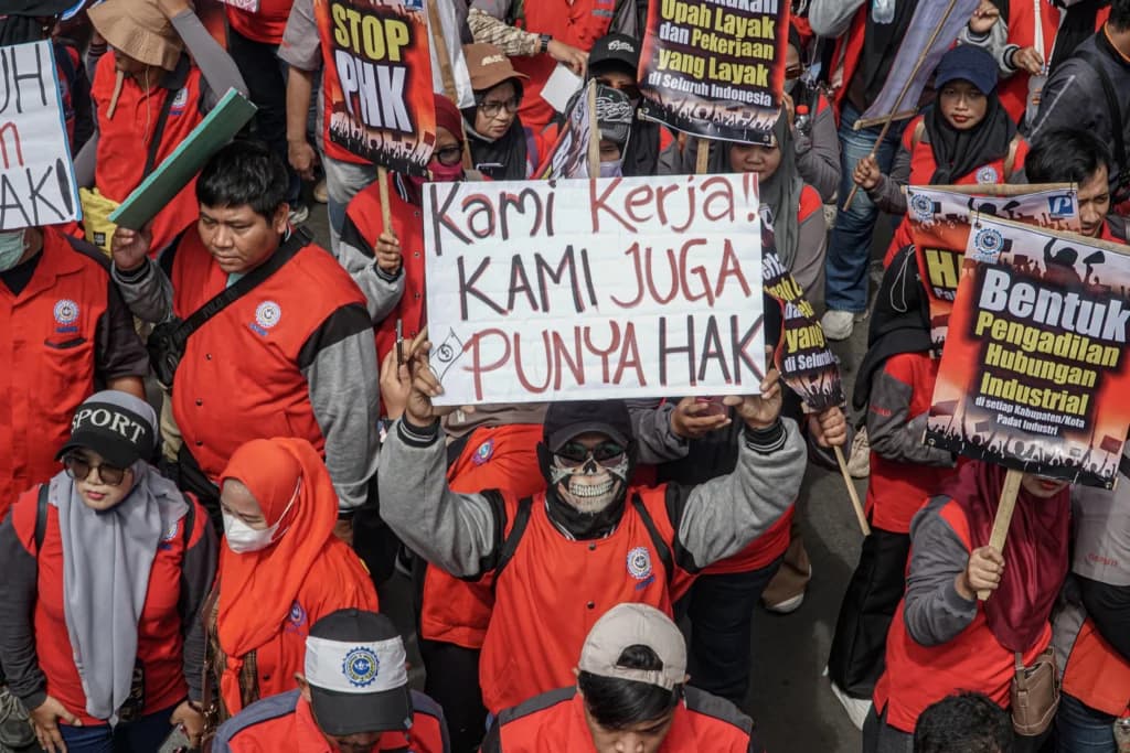 Sejumlah buruh yang tergabung dalam Gabungan Serikat Pekerja Manufaktur Independen Indonesia (GSPMII) membawa poster saat aksi unjuk rasa di kawasan Patung Kuda Monas, Jakarta. (Sumber: Antara Foto/Salma Talita/bay/nz) Sejumlah buruh yang tergabung dalam Gabungan Serikat Pekerja Manufaktur Independen Indonesia (GSPMII) membawa poster saat aksi unjuk rasa di kawasan Patung Kuda Monas, Jakarta. (Sumber: Antara Foto/Salma Talita/bay/nz)