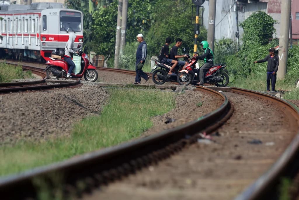 Pengendara sepeda motor melintas di perlintasan sebidang kereta api ,Bojonggede, Kabupaten Bogor, Jawa Barat, Rabu (29/4/2026). Berdasarkan data Direktorat Jenderal Perkeretaapian Kementerian Perhubungan, pada 2026 tercatat 40 kecelakaan di perlintasan sebidang, dengan 57,5 persen atau 23 kejadian terjadi di perlintasan tanpa palang pintu dan 42,5 persen atau 17 kejadian di perlintasan berpalang pintu. Pengendara sepeda motor melintas di perlintasan sebidang kereta api ,Bojonggede, Kabupaten Bogor, Jawa Barat, Rabu (29/4/2026). Berdasarkan data Direktorat Jenderal Perkeretaapian Kementerian Perhubungan, pada 2026 tercatat 40 kecelakaan di perlintasan sebidang, dengan 57,5 persen atau 23 kejadian terjadi di perlintasan tanpa palang pintu dan 42,5 persen atau 17 kejadian di perlintasan berpalang pintu.