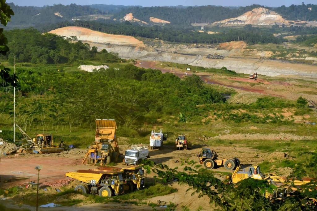 Sejumlah truk pengangkut batu bara parkir di area pertambangan yang berada di kawasan Kutai Kertanegara, Kalimantan Timur, Rabu (22/4/2026). Kementerian Energi dan Sumber Daya Mineral (ESDM) menetapkan harga batu bara acuan (HBA) periode kedua April 2026 naik menjadi 103.43 dolar AS per ton dari 99.87 dolar AS per ton pada periode pertama April 2026. Sejumlah truk pengangkut batu bara parkir di area pertambangan yang berada di kawasan Kutai Kertanegara, Kalimantan Timur, Rabu (22/4/2026). Kementerian Energi dan Sumber Daya Mineral (ESDM) menetapkan harga batu bara acuan (HBA) periode kedua April 2026 naik menjadi 103.43 dolar AS per ton dari 99.87 dolar AS per ton pada periode pertama April 2026.