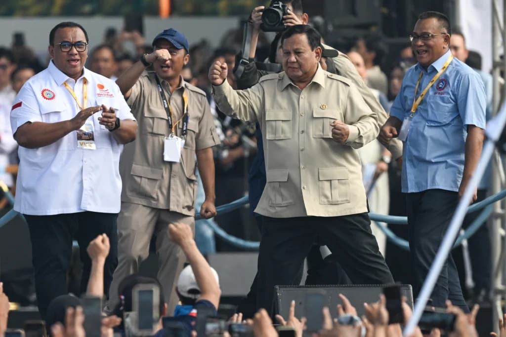 Presiden Prabowo Subianto (kedua kanan) didampingi Mensesneg Prasetyo Hadi (kedua kiri), Presiden Konfederasi Serikat Pekerja Seluruh Indonesia (KSPSI), Andi Gani Nena Wea (kiri), dan Ketua Umum KSPSI Jumhur Hidayat (kanan) menyapa massa buruh dalam peringatan Hari Buruh Internasional atau May Day 2026 di kawasan Monumen Nasional (Monas), Jakarta, Jumat (1/5/2026). Dalam May Day 2026 para buruh menuntut adanya pengesahan RUU Ketenagakerjaan, penghapusan outsourcing dan penolakan upah murah, hingga kekhawatiran terhadap dampak konflik global yang berpotensi memicu gelombang pemutusan hubungan kerja (PHK). Presiden Prabowo Subianto (kedua kanan) didampingi Mensesneg Prasetyo Hadi (kedua kiri), Presiden Konfederasi Serikat Pekerja Seluruh Indonesia (KSPSI), Andi Gani Nena Wea (kiri), dan Ketua Umum KSPSI Jumhur Hidayat (kanan) menyapa massa buruh dalam peringatan Hari Buruh Internasional atau May Day 2026 di kawasan Monumen Nasional (Monas), Jakarta, Jumat (1/5/2026). Dalam May Day 2026 para buruh menuntut adanya pengesahan RUU Ketenagakerjaan, penghapusan outsourcing dan penolakan upah murah, hingga kekhawatiran terhadap dampak konflik global yang berpotensi memicu gelombang pemutusan hubungan kerja (PHK).