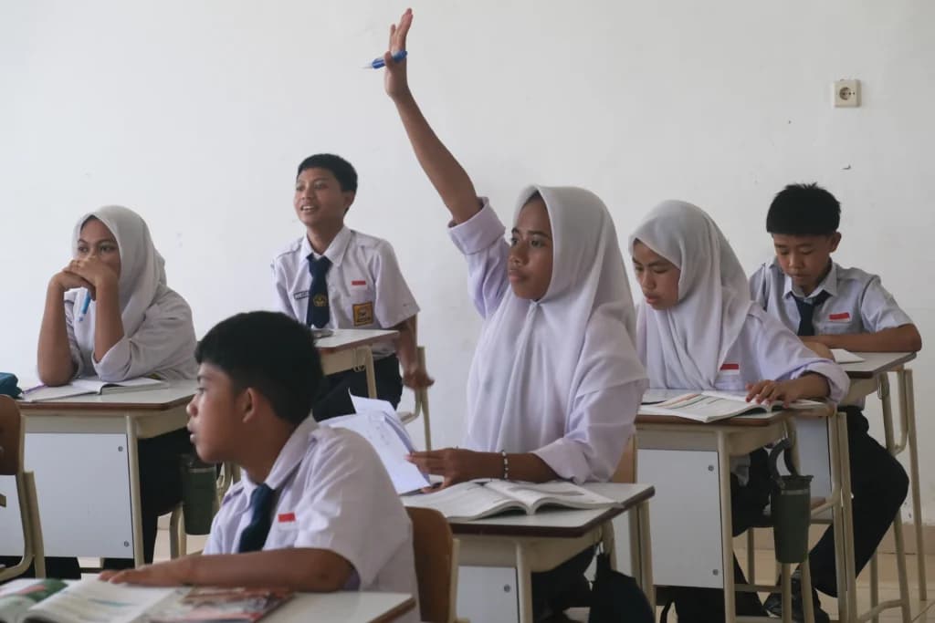Seorang murid mengajukan pertanyaan kepada guru saat proses belajar mengajar di SRMP 25 Kendari, Sulawesi Tenggara, Selasa (26/5/2026). (Sumber: Antara foto/Andry Denisah/agr) Seorang murid mengajukan pertanyaan kepada guru saat proses belajar mengajar di SRMP 25 Kendari, Sulawesi Tenggara, Selasa (26/5/2026). (Sumber: Antara foto/Andry Denisah/agr)