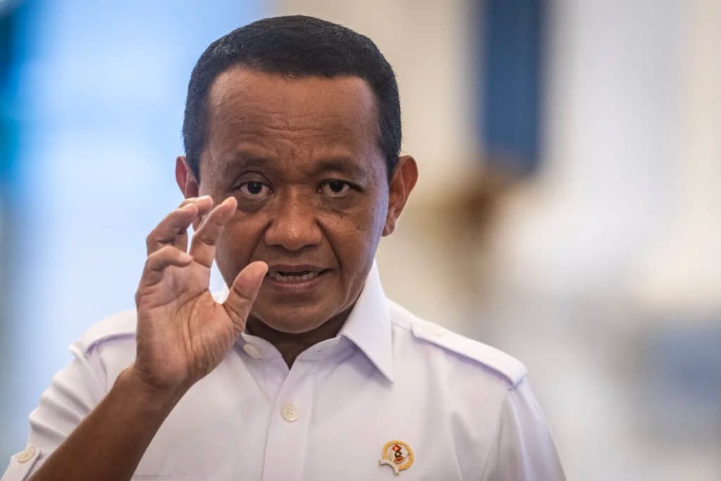 Menteri ESDM Bahlil Lahadalia menjawab pertanyaan wartawan di Istana Merdeka, Kompleks Istana Kepresidenan, Jakarta, Kamis (16/4/2026). Menteri ESDM melaporkan hasil pertemuan dengan utusan khusus Presiden Rusia Vladimir Putin dan Menteri ESDM Rusia kepada Presiden Prabowo Subianto, antara lain mengenai Indonesia akan mendapat pasokan minyak mentah Rusia serta kerja sama pembangunan infrastruktur strategis untuk meningkatkan cadangan dan ketahanan energi nasional. Menteri ESDM Bahlil Lahadalia menjawab pertanyaan wartawan di Istana Merdeka, Kompleks Istana Kepresidenan, Jakarta, Kamis (16/4/2026). Menteri ESDM melaporkan hasil pertemuan dengan utusan khusus Presiden Rusia Vladimir Putin dan Menteri ESDM Rusia kepada Presiden Prabowo Subianto, antara lain mengenai Indonesia akan mendapat pasokan minyak mentah Rusia serta kerja sama pembangunan infrastruktur strategis untuk meningkatkan cadangan dan ketahanan energi nasional.