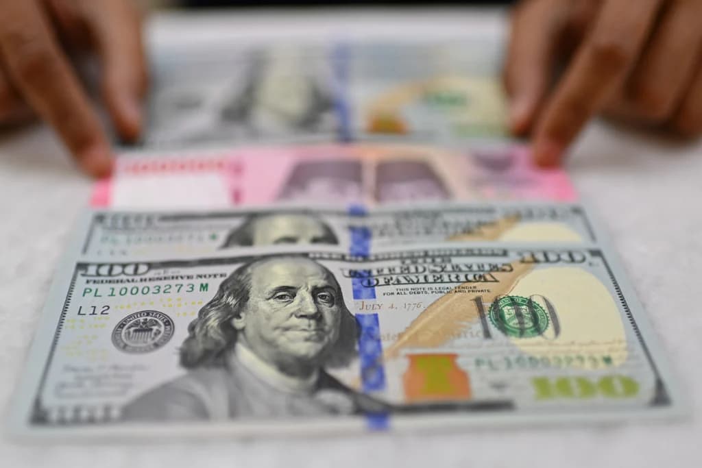 Karyawan memperlihatkan uang pecahan rupiah dan dolar Amerika Serikat (AS) di gerai penukaran mata uang asing Ayu Masagung, Jakarta, Selasa (12/5/2026). Karyawan memperlihatkan uang pecahan rupiah dan dolar Amerika Serikat (AS) di gerai penukaran mata uang asing Ayu Masagung, Jakarta, Selasa (12/5/2026).
