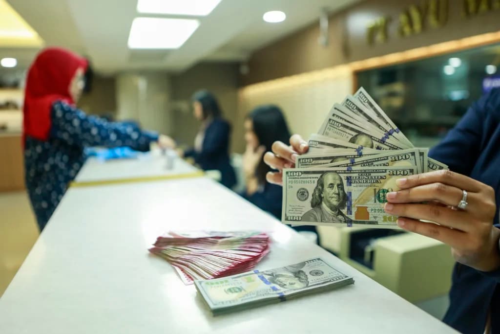 Karyawan menunjukkan uang pecahan dolar Amerika Serikat (AS) di gerai penukaran mata uang asing Ayu Masagung, Jakarta, Selasa (5/5/2026). Nilai tukar rupiah terhadap dolar AS bergerak melemah 11 poin atau 0,07 persen menjadi Rp17.405 per dolar AS dari penutupan sebelumnya di level Rp17.394 per dolar AS, yang dipengaruhi eskalasi di Timur Tengah yang semakin memanas. Karyawan menunjukkan uang pecahan dolar Amerika Serikat (AS) di gerai penukaran mata uang asing Ayu Masagung, Jakarta, Selasa (5/5/2026). Nilai tukar rupiah terhadap dolar AS bergerak melemah 11 poin atau 0,07 persen menjadi Rp17.405 per dolar AS dari penutupan sebelumnya di level Rp17.394 per dolar AS, yang dipengaruhi eskalasi di Timur Tengah yang semakin memanas.