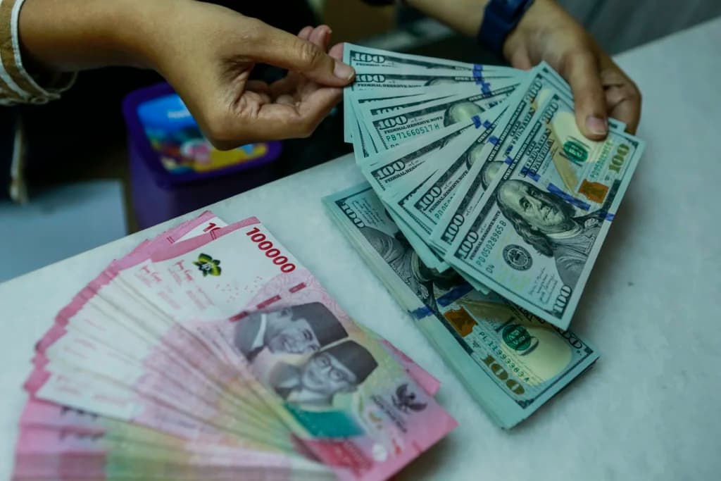 Karyawan menghitung uang pecahan rupiah dan dolar Amerika Serikat (AS) di gerai penukaran mata uang asing Ayu Masagung, Jakarta, Selasa (5/5/2026). (Sumber: Antara Foto/Asprilla Dwi Adha/hma) Karyawan menghitung uang pecahan rupiah dan dolar Amerika Serikat (AS) di gerai penukaran mata uang asing Ayu Masagung, Jakarta, Selasa (5/5/2026). (Sumber: Antara Foto/Asprilla Dwi Adha/hma)