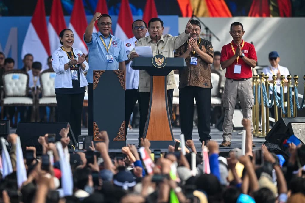 Presiden Prabowo Subianto (ketiga kanan) didampingi Presiden KSBSI Elly Rosita Silaban (kiri), Ketua Umum KSPSI sekaligus Menteri Lingkungan Hidup Mohammad Jumhur Hidayat (kedua kiri), Presiden KSPSI AGN Andi Gani Nena Wea (ketiga kiri), Presiden KSPI Said Iqbal (kedua kanan) dan Ketua Umum KPBI Ilhamsyah (kanan) memberikan sambutan dalam peringatan Hari Buruh Internasional atau May Day 2026 di kawasan Monumen Nasional (Monas), Jakarta, Jumat (1/5/2026). Dalam May Day 2026 para buruh menuntut adanya pengesahan RUU Ketenagakerjaan, penghapusan outsourcing dan penolakan upah murah, hingga kekhawatiran terhadap dampak konflik global yang berpotensi memicu gelombang pemutusan hubungan kerja (PHK). Presiden Prabowo Subianto (ketiga kanan) didampingi Presiden KSBSI Elly Rosita Silaban (kiri), Ketua Umum KSPSI sekaligus Menteri Lingkungan Hidup Mohammad Jumhur Hidayat (kedua kiri), Presiden KSPSI AGN Andi Gani Nena Wea (ketiga kiri), Presiden KSPI Said Iqbal (kedua kanan) dan Ketua Umum KPBI Ilhamsyah (kanan) memberikan sambutan dalam peringatan Hari Buruh Internasional atau May Day 2026 di kawasan Monumen Nasional (Monas), Jakarta, Jumat (1/5/2026). Dalam May Day 2026 para buruh menuntut adanya pengesahan RUU Ketenagakerjaan, penghapusan outsourcing dan penolakan upah murah, hingga kekhawatiran terhadap dampak konflik global yang berpotensi memicu gelombang pemutusan hubungan kerja (PHK).