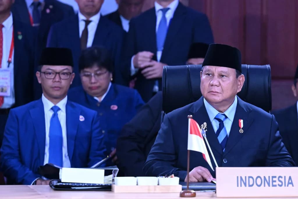 Presiden Prabowo Subianto (kanan) didampingi Menteri Luar Negeri Sugiono (kiri) mengikuti sesi pleno Konferensi Tingkat Tinggi (KTT) ke-48 ASEAN di Mactan Expo, Cebu, Filipina, Jumat (8/5/2026). Presiden Prabowo menegaskan bahwa ASEAN harus tetap menjadi jangkar stabilitas kawasan di tengah meningkatnya dinamika geopolitik global melalui penguatan solidaritas dan kerja sama antarnegara. Presiden Prabowo Subianto (kanan) didampingi Menteri Luar Negeri Sugiono (kiri) mengikuti sesi pleno Konferensi Tingkat Tinggi (KTT) ke-48 ASEAN di Mactan Expo, Cebu, Filipina, Jumat (8/5/2026). Presiden Prabowo menegaskan bahwa ASEAN harus tetap menjadi jangkar stabilitas kawasan di tengah meningkatnya dinamika geopolitik global melalui penguatan solidaritas dan kerja sama antarnegara.
