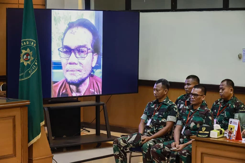 Hakim menampilkan foto salah satu terdakwa yang juga terkena air keras Serda Edi Sudarko (kedua kanan) pada sidang lanjutan kasus penyiraman air keras kepada aktivis KontraS Andrie Yunus di Pengadilan Militer II-08, Jakarta, Rabu (6/5/2026). Sidang tersebut beragendakan mendengar keterangan delapan orang saksi dengan rincian lima orang anggota TNI dan tiga orang warga sipil yang dihadirkan Oditur Militer. Hakim menampilkan foto salah satu terdakwa yang juga terkena air keras Serda Edi Sudarko (kedua kanan) pada sidang lanjutan kasus penyiraman air keras kepada aktivis KontraS Andrie Yunus di Pengadilan Militer II-08, Jakarta, Rabu (6/5/2026). Sidang tersebut beragendakan mendengar keterangan delapan orang saksi dengan rincian lima orang anggota TNI dan tiga orang warga sipil yang dihadirkan Oditur Militer.