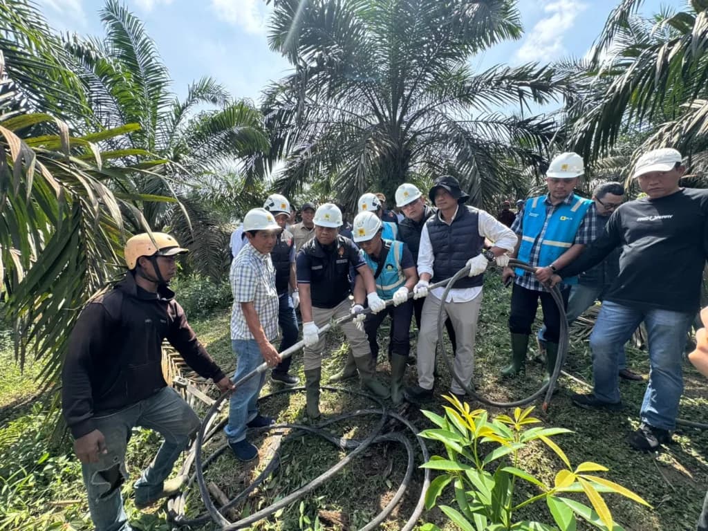 Sejumlah petugas PLN berupaya melakukan perbaikan listrik yang padam. Sejumlah petugas PLN berupaya melakukan perbaikan listrik yang padam.