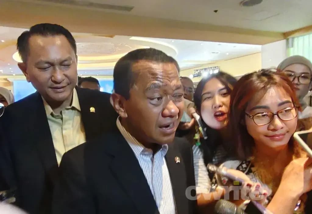 Menteri Energi dan Sumber Daya Mineral (ESDM) Bahlil Lahadalia di Energy Forum di Hotel Borobudur, Jakarta. (Sumber: Owrite/Natania Longdong) Menteri Energi dan Sumber Daya Mineral (ESDM) Bahlil Lahadalia di Energy Forum di Hotel Borobudur, Jakarta. (Sumber: Owrite/Natania Longdong)