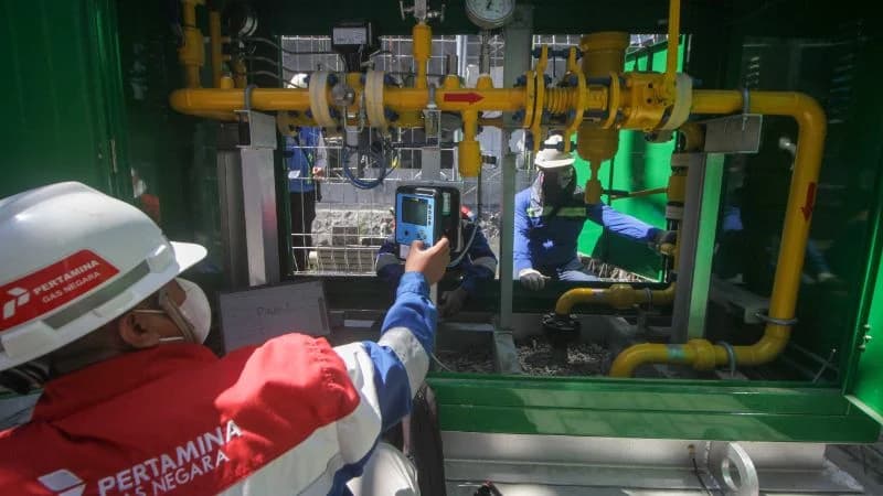 Ilustrasi Petugas PT Pertamina Gas Negara (PGN) melakukan pengecekan stasiun pengaturan tekanan gas jaringan gas. Ilustrasi Petugas PT Pertamina Gas Negara (PGN) melakukan pengecekan stasiun pengaturan tekanan gas jaringan gas.