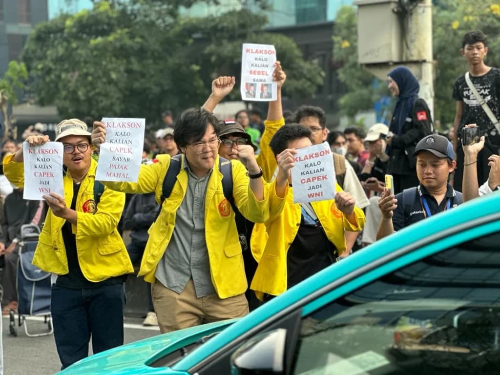 Aksi demonstrate mahasiswa UI di Jan. MH. Thamrin, Jakarta Pusat. Aksi demonstrate mahasiswa UI di Jan. MH. Thamrin, Jakarta Pusat.