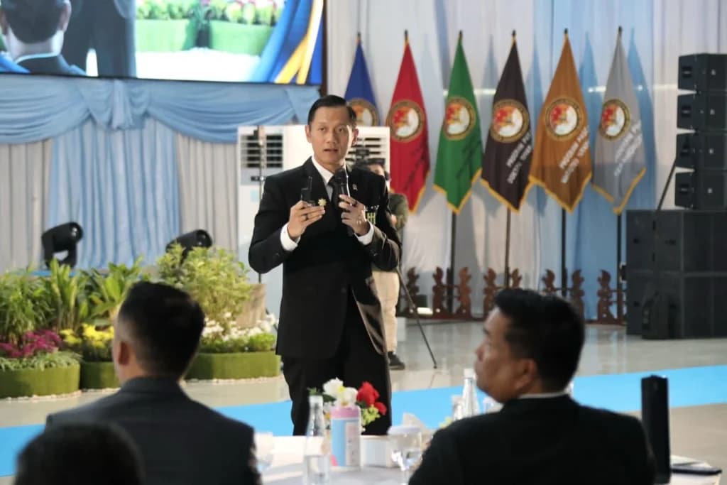 Menko Bidang Infrastruktur dan Pembangunan Kewilayahan, Agus Harimurti Yudhoyono. Menko Bidang Infrastruktur dan Pembangunan Kewilayahan, Agus Harimurti Yudhoyono.
