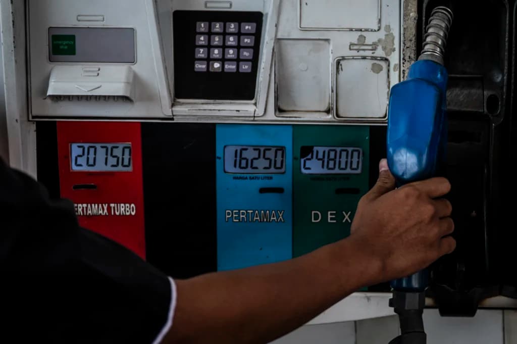 Petugas bersiap melayani pengisian bahan bakar minyak (BBM) jenis Pertamax di SPBU Pertamina Jalan Veteran, Semarang, Jawa Tengah, Rabu (10/6/2026). (sumber: Antara Foto/Aprillio Akbar/nz) Petugas bersiap melayani pengisian bahan bakar minyak (BBM) jenis Pertamax di SPBU Pertamina Jalan Veteran, Semarang, Jawa Tengah, Rabu (10/6/2026). (sumber: Antara Foto/Aprillio Akbar/nz)