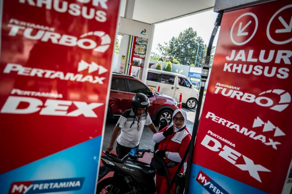 Petugas melayani pengisian bahan bakar minyak (BBM) jenis Pertamax di SPBU Pertamina Jalan Veteran, Semarang, Jawa Tengah, Rabu (10/6/2026). Petugas melayani pengisian bahan bakar minyak (BBM) jenis Pertamax di SPBU Pertamina Jalan Veteran, Semarang, Jawa Tengah, Rabu (10/6/2026).