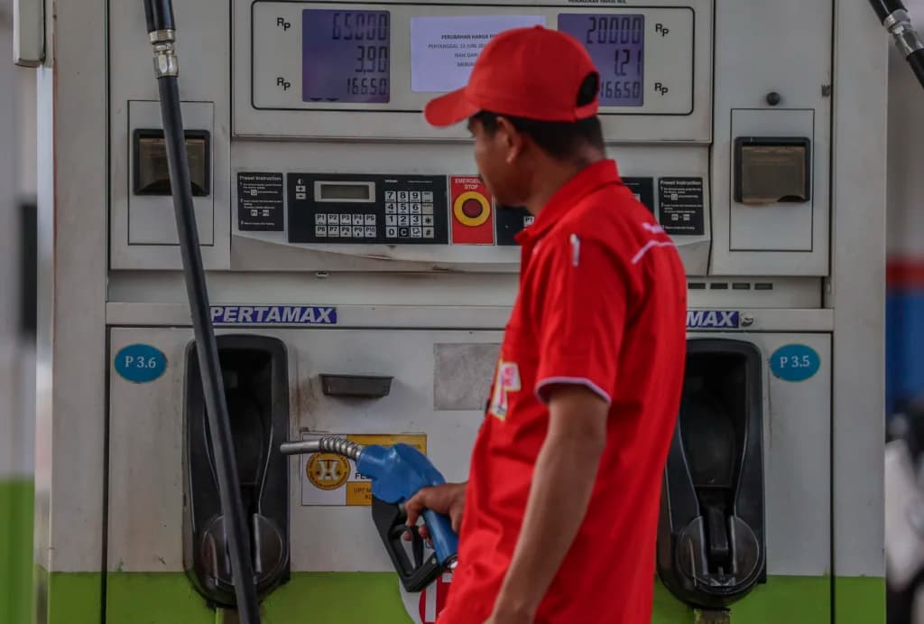 Petugas berdiri di samping mesin pengisian bahan bakar minyak (BBM) jenis Pertamax ke tangki sepeda motor di SPBU Batu Anteru, Ternate, Maluku Utara, Rabu (10/6/2026). (Sumber: Antara Foto/Andri Saputra/nz) Petugas berdiri di samping mesin pengisian bahan bakar minyak (BBM) jenis Pertamax ke tangki sepeda motor di SPBU Batu Anteru, Ternate, Maluku Utara, Rabu (10/6/2026). (Sumber: Antara Foto/Andri Saputra/nz)