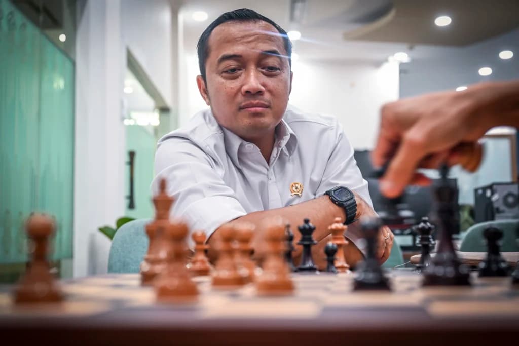 Mensesneg Prasetyo Hadi bermain catur disela berbincang dengan wartawan di ruang media, kompleks Istana Kepresidenan, Jakarta, Kamis (4/6/2025). Mensesneg Prasetyo Hadi bermain catur disela berbincang dengan wartawan di ruang media, kompleks Istana Kepresidenan, Jakarta, Kamis (4/6/2025).