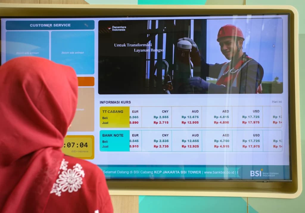 Nasabah melihat pergerakan nilai tukar rupiah terhadap mata uang asing di Kantor Cabang Bank Syariah Indonesia, Jakarta, Rabu (3/6/2026). (Sumber: Antara Foto/Muhammad Iqbal/nym) Nasabah melihat pergerakan nilai tukar rupiah terhadap mata uang asing di Kantor Cabang Bank Syariah Indonesia, Jakarta, Rabu (3/6/2026). (Sumber: Antara Foto/Muhammad Iqbal/nym)