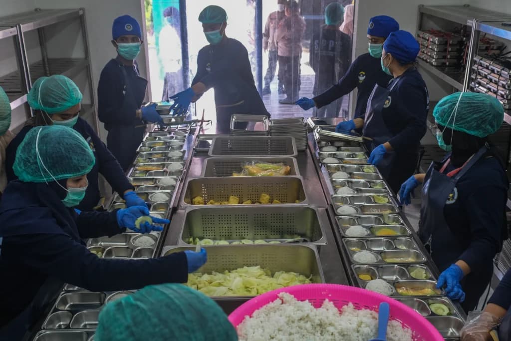 Sejumlah relawan Satuan Pelayanan Pemenuhan Gizi (SPPG) Polri Polresta Kendari menyiapkan menu Makan Bergizi Gratis (MBG) saat peninjauan operasional oleh gubernur Sultra di SPPG Polri Polresta Kendari, Kota Kendari, Sulawesi Tenggara, Selasa (26/5/2026). Sejumlah relawan Satuan Pelayanan Pemenuhan Gizi (SPPG) Polri Polresta Kendari menyiapkan menu Makan Bergizi Gratis (MBG) saat peninjauan operasional oleh gubernur Sultra di SPPG Polri Polresta Kendari, Kota Kendari, Sulawesi Tenggara, Selasa (26/5/2026).