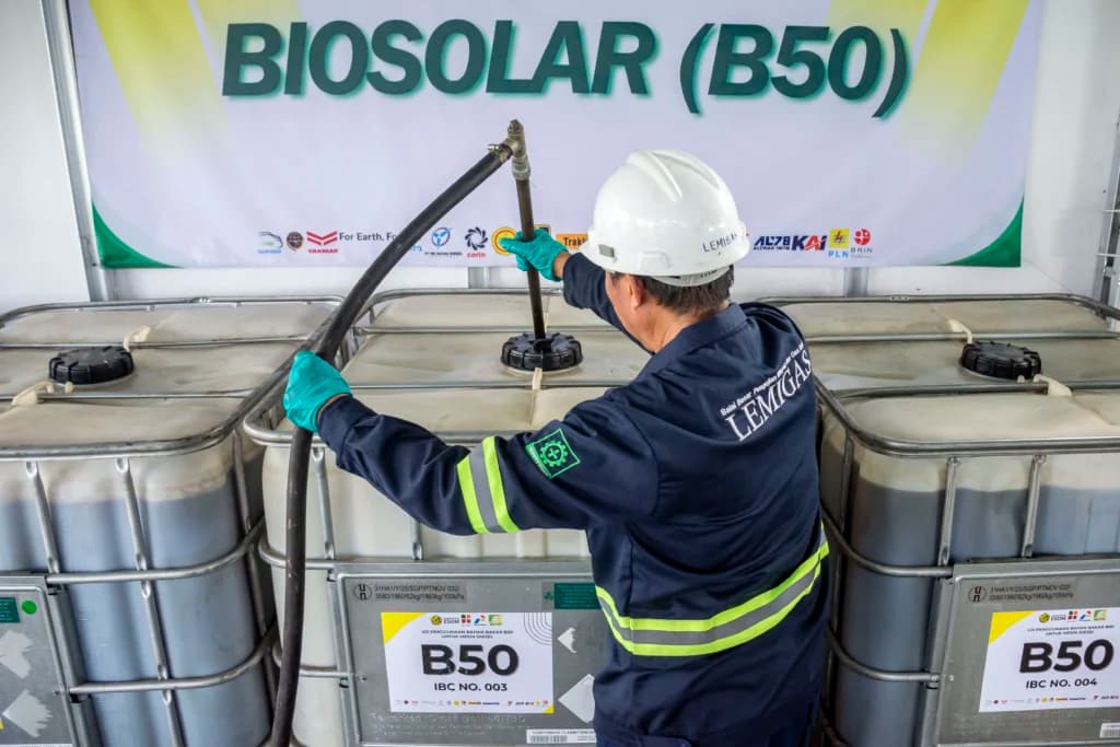 Petugas mengalirkan bahan bakar biodiesel 50 persen (B50) ke dalam drum penyimpanan di Stasiun Blending dan Pengisian Bahan Bakar Uji Jalan B50, Lembang, Kabupaten Bandung Barat, Jawa Barat, Minggu (7/6/2026). (Sumber: Antara Foto/Abdan Syakura/bar) Petugas mengalirkan bahan bakar biodiesel 50 persen (B50) ke dalam drum penyimpanan di Stasiun Blending dan Pengisian Bahan Bakar Uji Jalan B50, Lembang, Kabupaten Bandung Barat, Jawa Barat, Minggu (7/6/2026). (Sumber: Antara Foto/Abdan Syakura/bar)