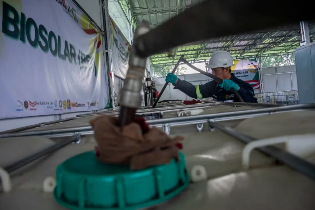 Petugas mengalirkan bahan bakar biodiesel 50 persen (B50) ke dalam drum penyimpanan di Stasiun Blending dan Pengisian Bahan Bakar Uji Jalan B50, Lembang, Kabupaten Bandung Barat, Jawa Barat, Minggu (7/6/2026). Petugas mengalirkan bahan bakar biodiesel 50 persen (B50) ke dalam drum penyimpanan di Stasiun Blending dan Pengisian Bahan Bakar Uji Jalan B50, Lembang, Kabupaten Bandung Barat, Jawa Barat, Minggu (7/6/2026).