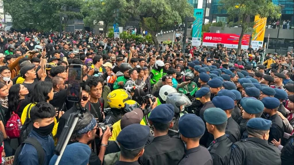 Aksi mahasiswa 'Menuju Indonesia Bangkrut' yang hendak menuju Bundaran HI, Jakarta. Aksi mahasiswa 'Menuju Indonesia Bangkrut' yang hendak menuju Bundaran HI, Jakarta.