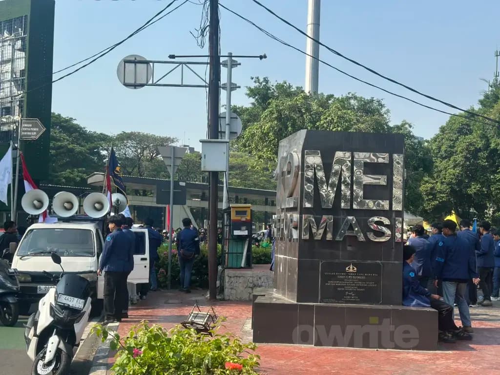 Mahasiswa Universitas Trisakti bersiap melakukan aksi unjukrasa ke gedung DPR/MPR (Foto: Owrite/Rahmat Tunny) Mahasiswa Universitas Trisakti bersiap melakukan aksi unjukrasa ke gedung DPR/MPR (Foto: Owrite/Rahmat Tunny)