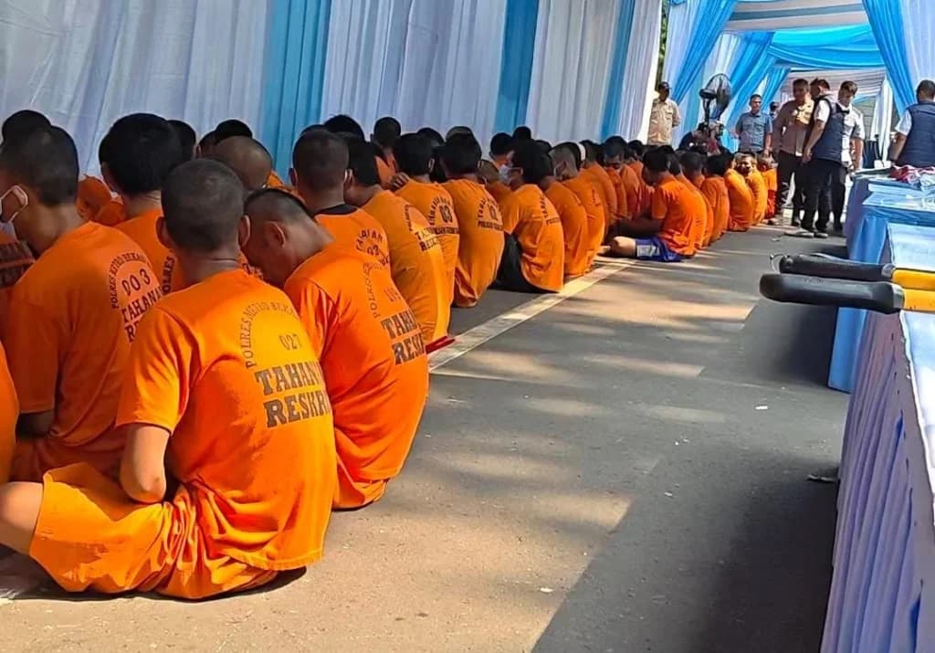 Lautan Oranye di Polda Metro Jaya: Operasi Brantas Jaya Sapu Bersih 729 Pelaku Kejahatan Jalanan Lautan Oranye di Polda Metro Jaya: Operasi Brantas Jaya Sapu Bersih 729 Pelaku Kejahatan Jalanan